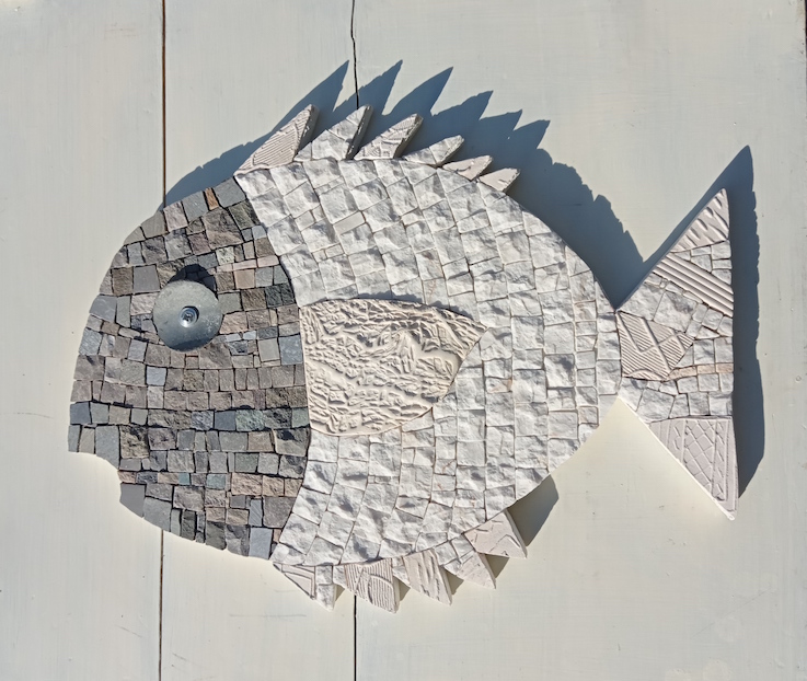 MEZ E MEZ pesce a mosaico metà bianco e metà grigio